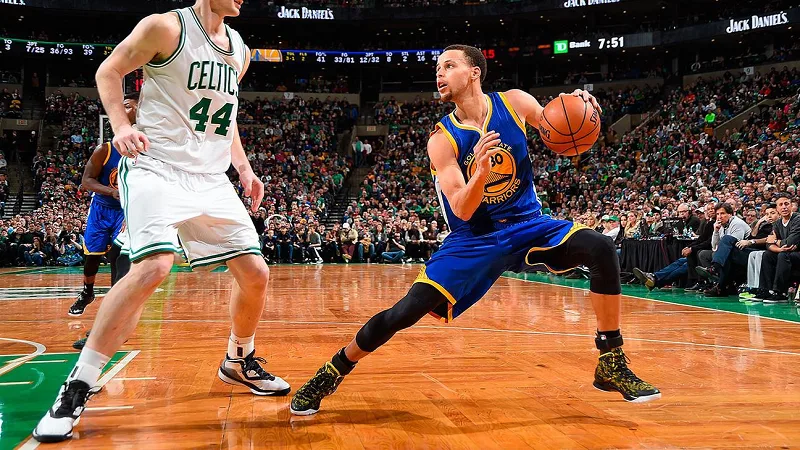 Shooting Guard tham gia luân chuyển bóng