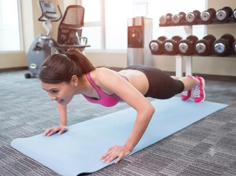 Chống đẩy giúp tăng sức mạnh cơ ngực, vai và cơ tam đầu.