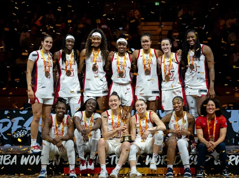 Caitlin Clark cùng tuyển Mỹ vô địch World Cup bóng rổ nữ 2026.